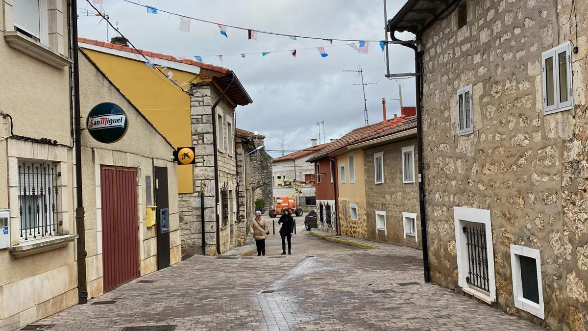 Dos mujeres pasean por el centro de Cardeñajimeno, en Burgos.