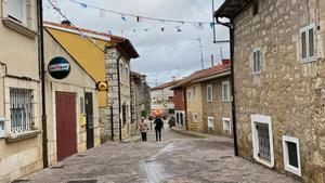 Dos mujeres pasean por el centro de Cardeñajimeno, en Burgos.