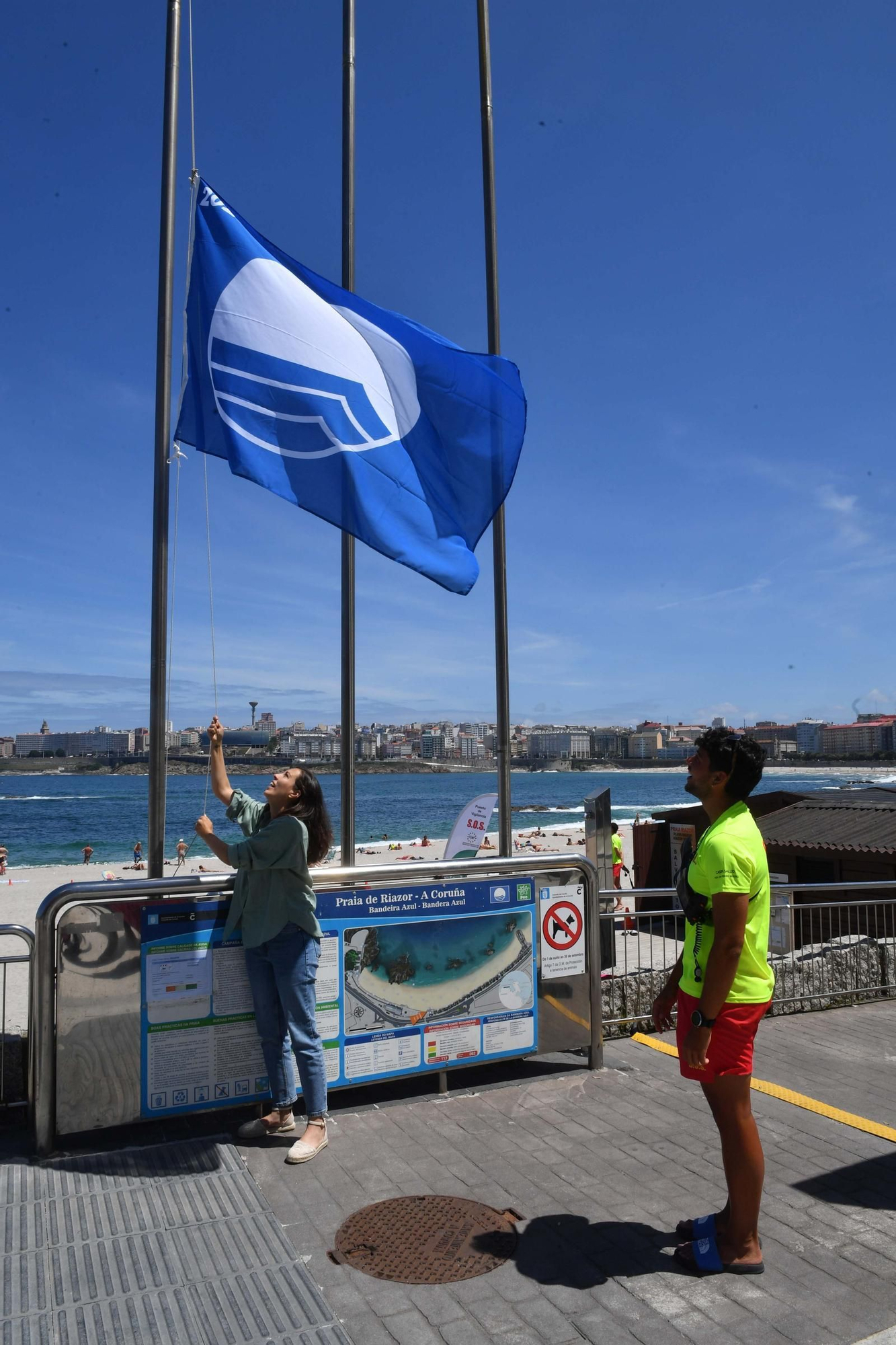 Izado de cinco banderas azules desde Oza hasta Riazor