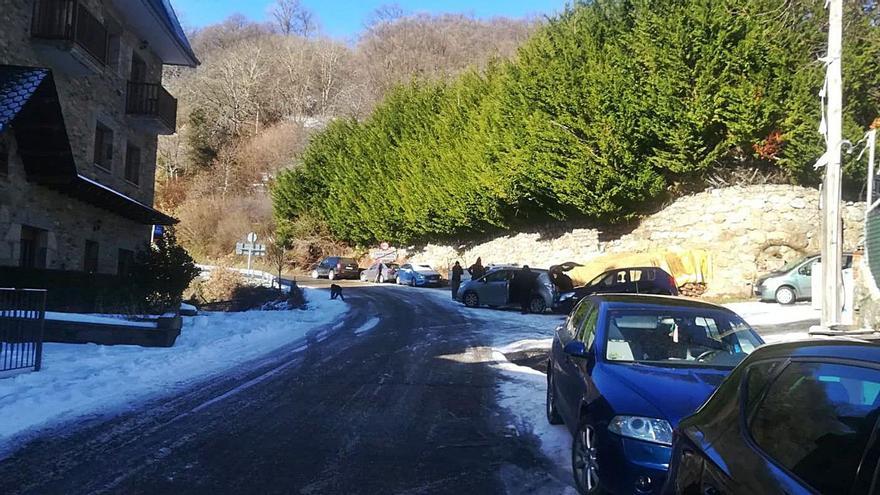 Coches esperando ayer por la mañana en San Martín de Castañeda a la apertura de la carretera a Peces. | A. S.