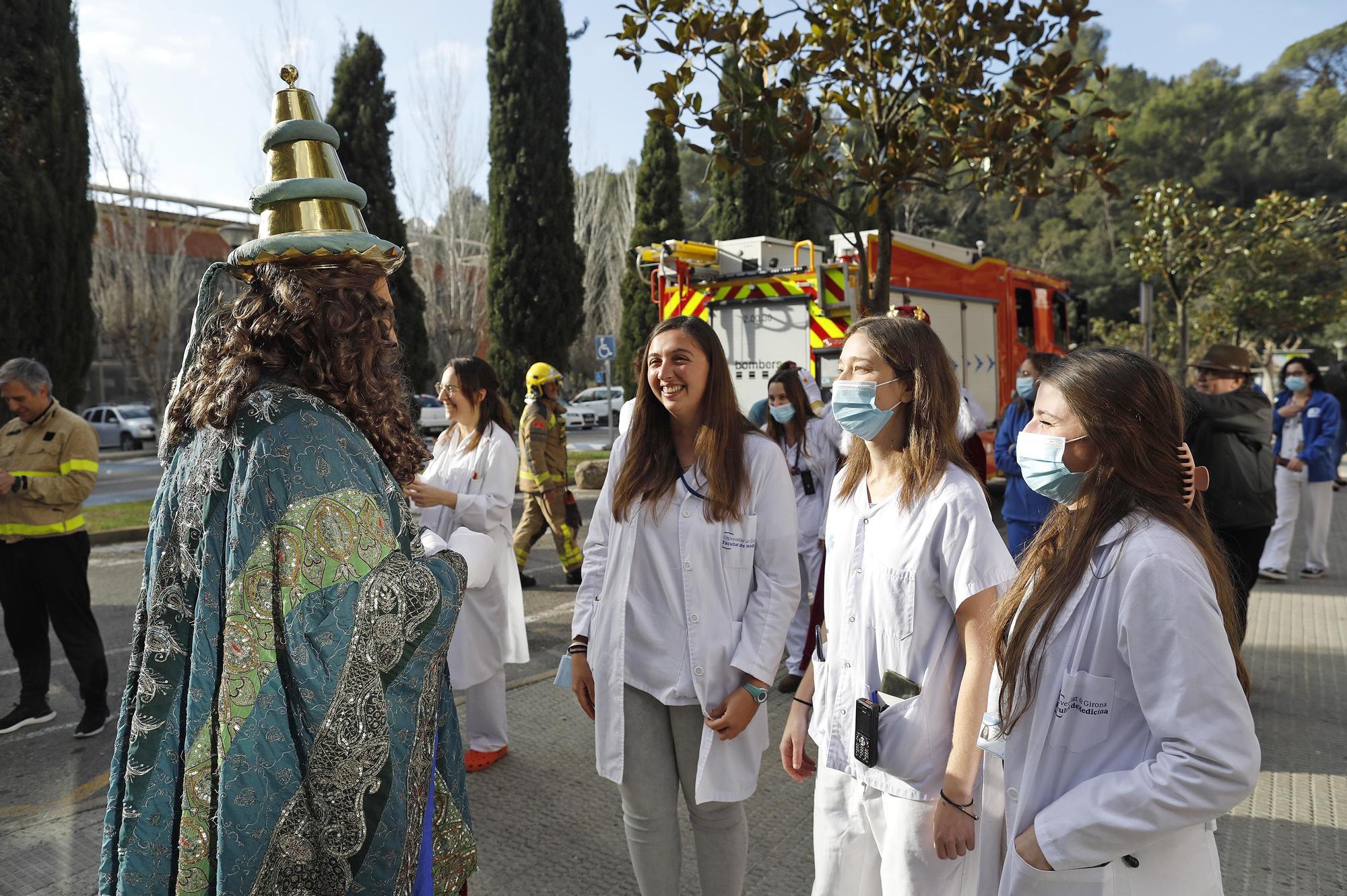 Els Reis recuperen la tirolina per fer arribar els regals als nens ingressats al Trueta