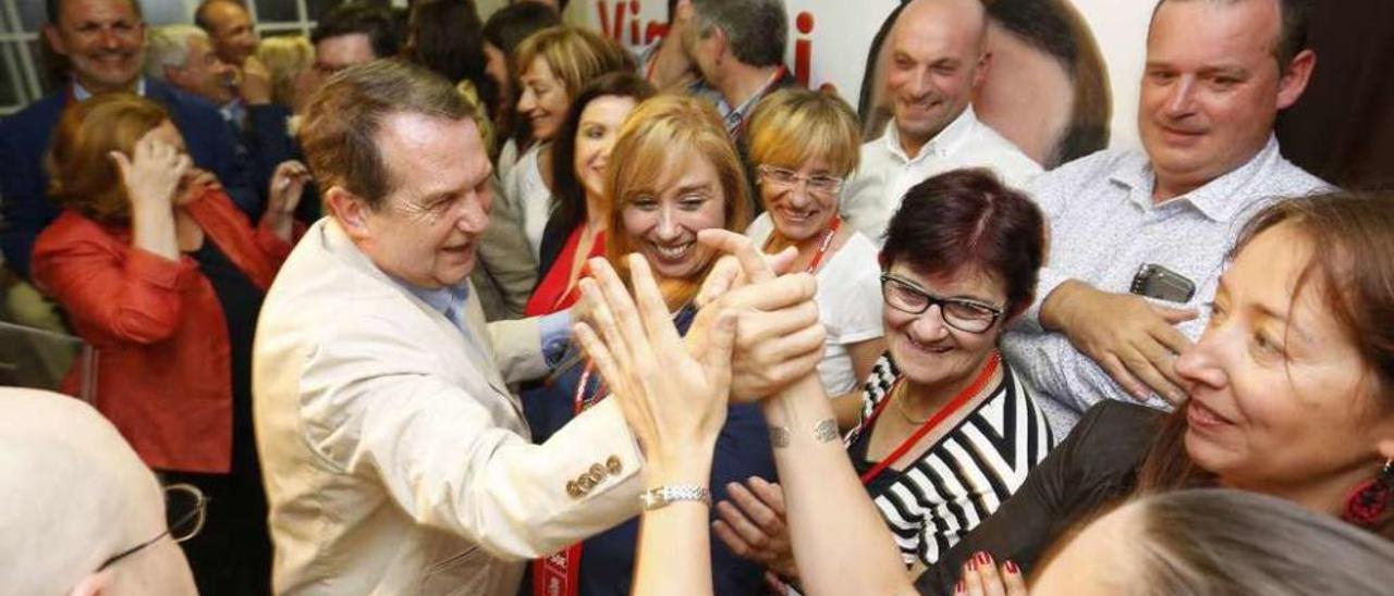 Abel Caballero recibe las felicitaciones de un grupo de simpatizantes en la noche electoral. // R. Grobas