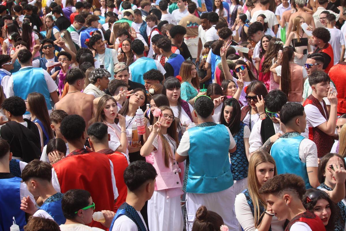 Un grupo de jóvenes dentro del recinto La Repanocha de La Fica.