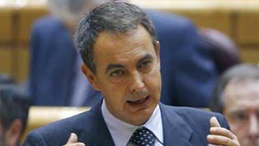 Zapatero garantiza firmeza contra ETA y el PP lo culpa del atentado