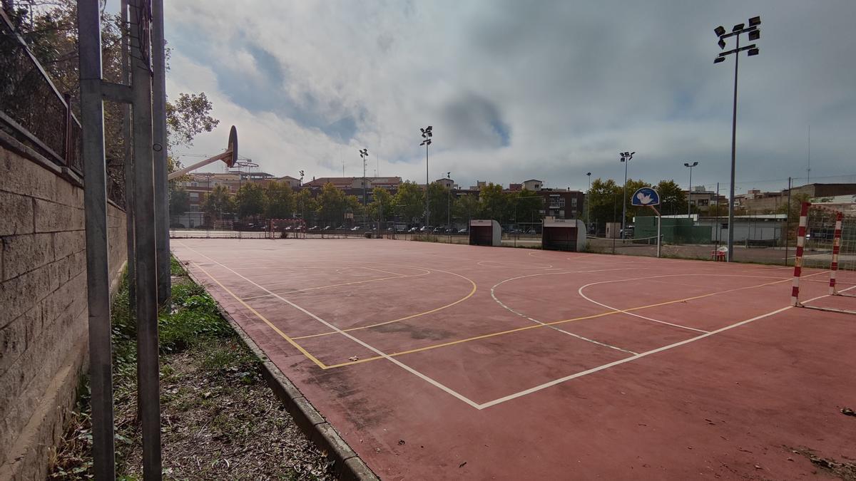 Estado actual de las pistas deportivas de la barriada de María Auxiliadora en Badajoz.