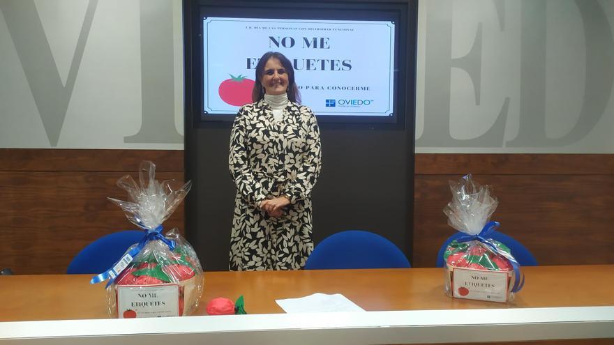El Ayuntamiento de Oviedo repartirá 1.000 mochilas-saco con forma de tomate por la inclusión de la diversidad funcional