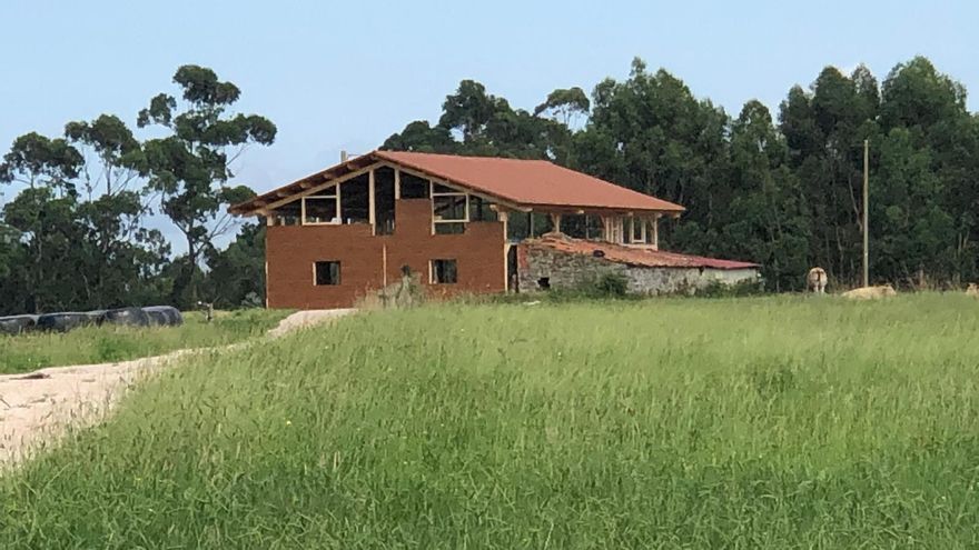 El Ayuntamiento de Ribadedeva ordena la paralización de las obras del Centro de Equitación de Pimiango