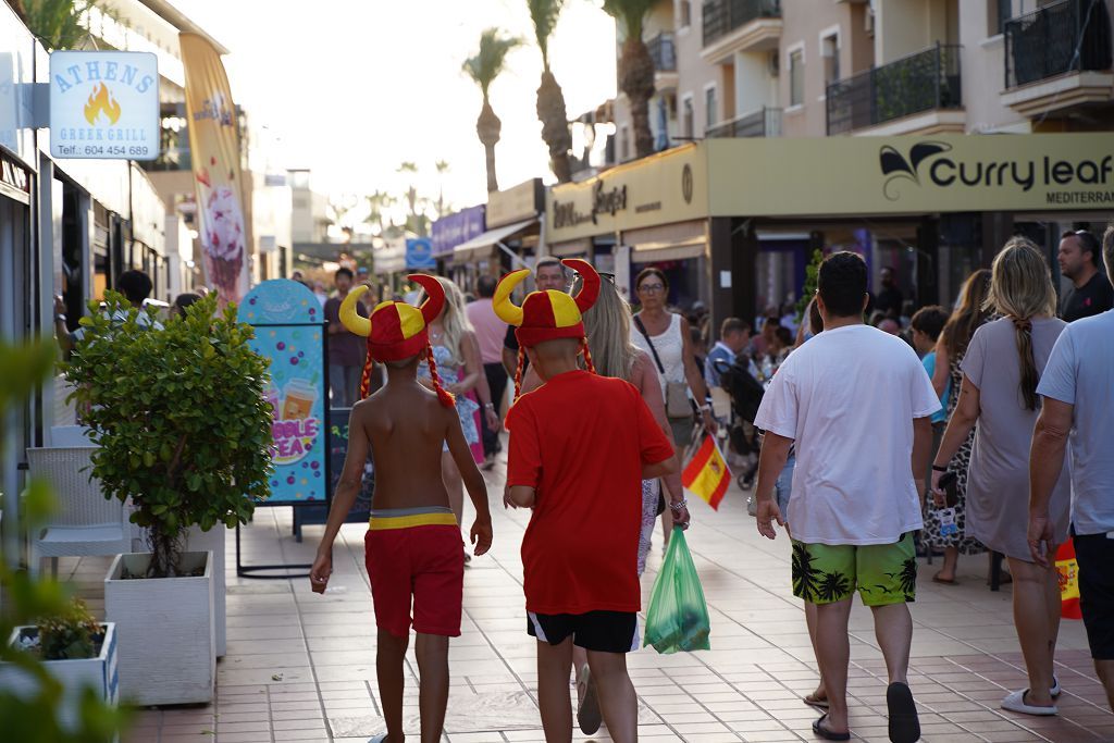 Un grupo de aficionados ingleses sigue la final desde Los Alcázares