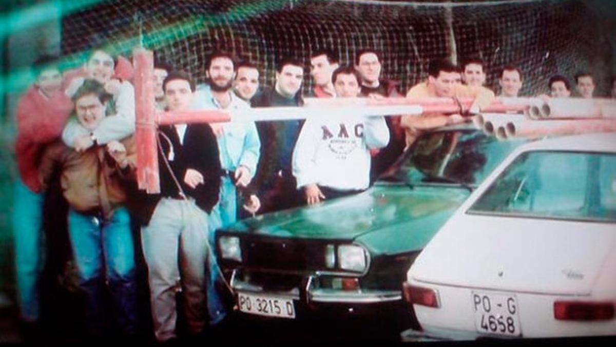 El grupo de jugadores que pertenecieron a la primera plantilla del Vigo Rugby Club, posan en O Vao, donde realizaban los entrenamientos.