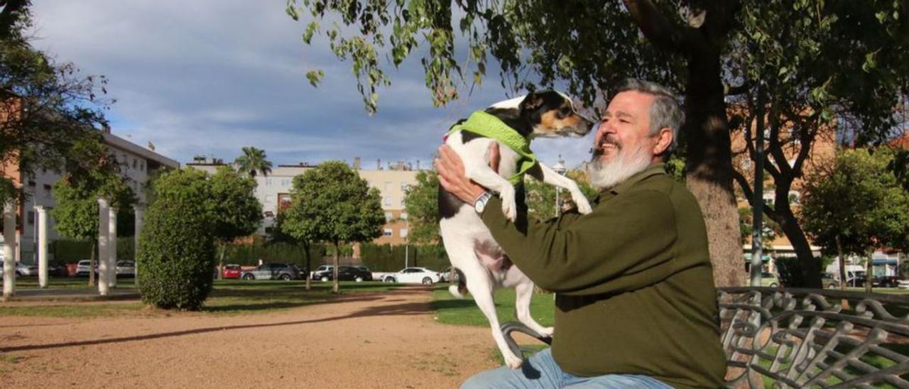 Paco Román con ‘Nero’, su perro bodeguero.