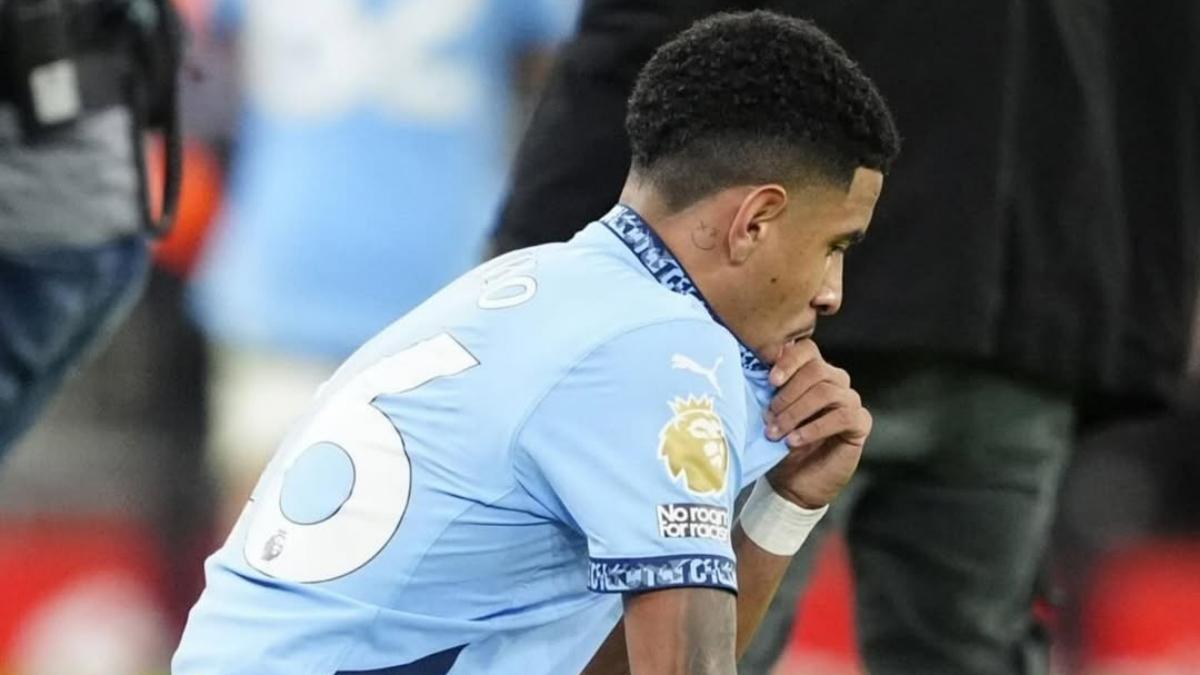 Savinho, cabizbajo ante el Liverpool