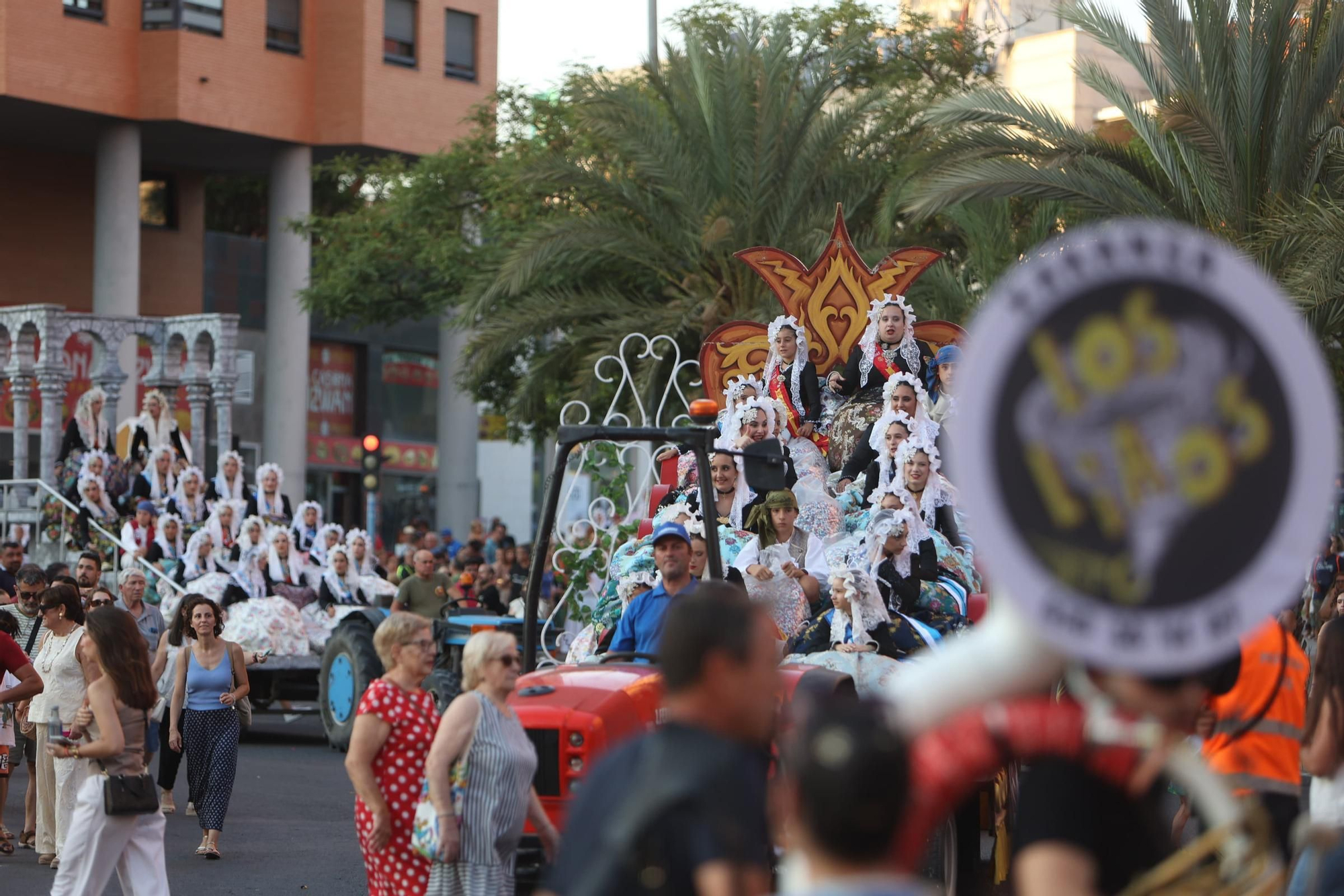 El Coso Multicolor llena Alicante de color en su nuevo recorrido