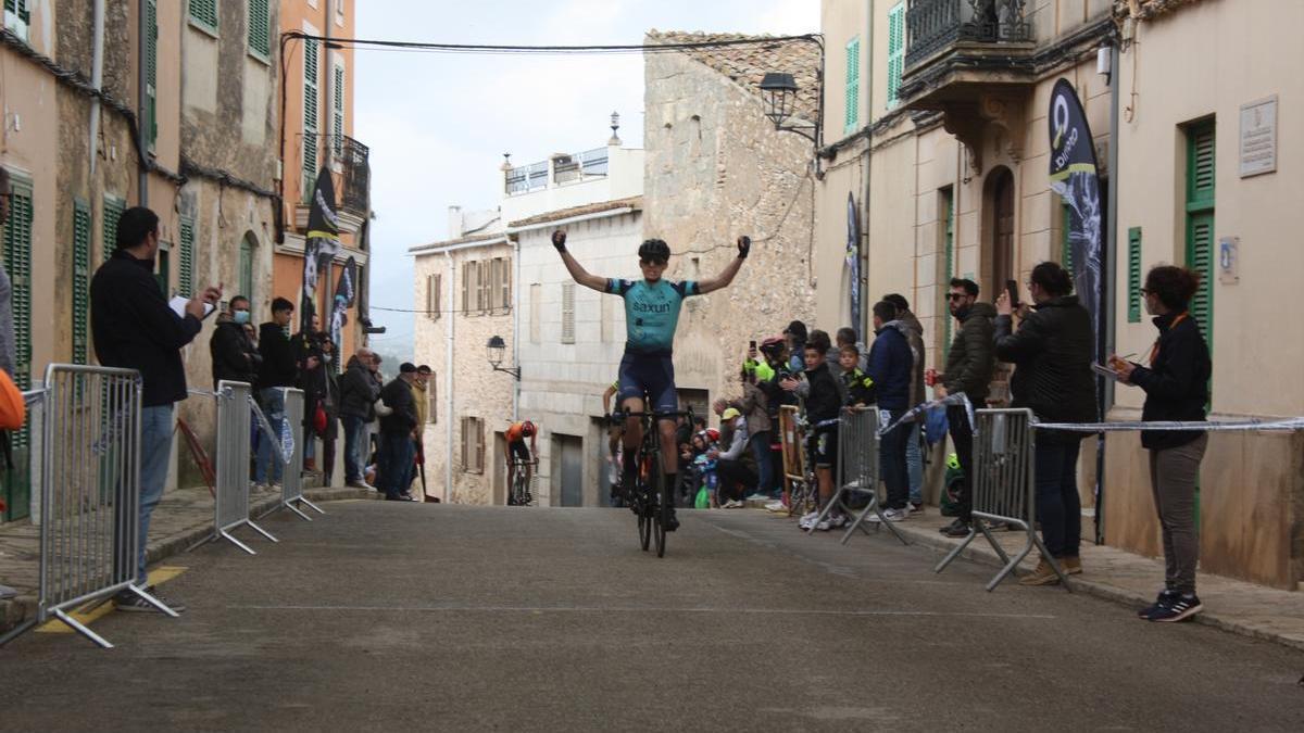 Martí Mir cruza en solitario la meta victorioso en categoría cadete