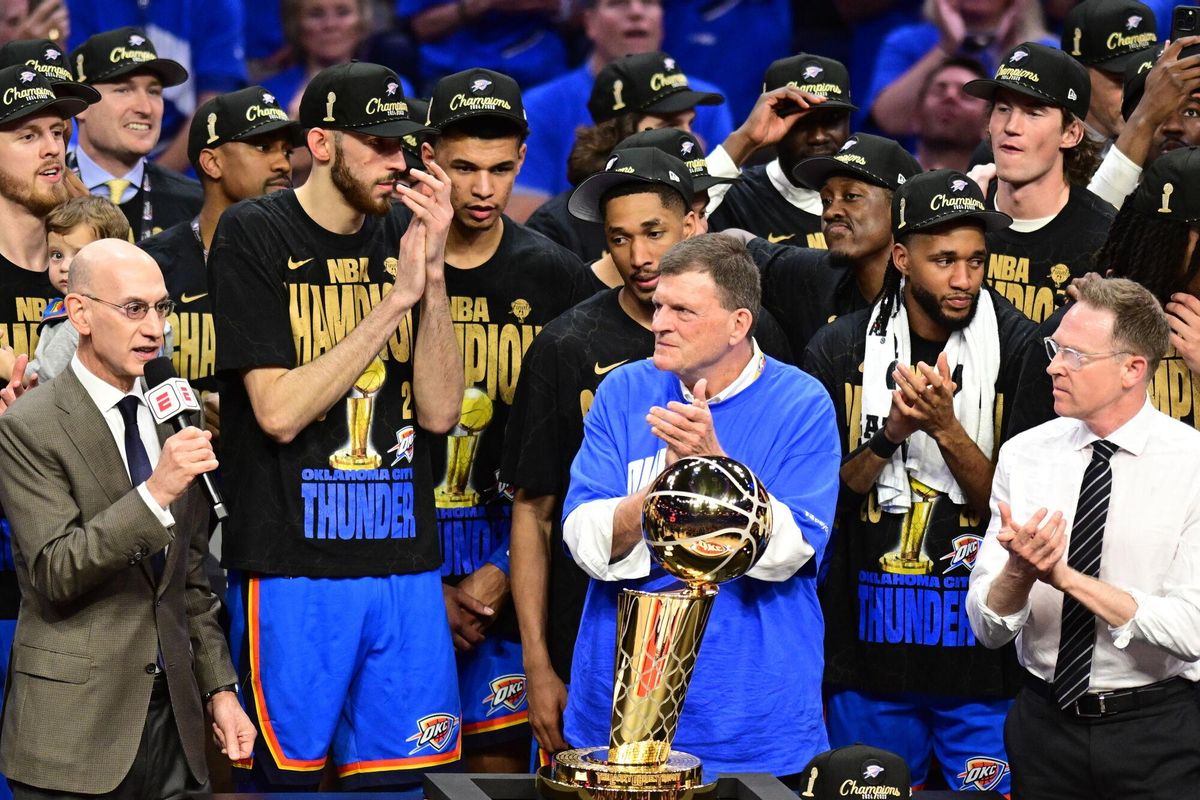 OKLAHOMA CITY (United States), 23/06/2025.- NBA commissioner Adam Silver (L) stands with owner Clay Bennett (C) and General Manager Sam Presti (R) and the Oklahoma City Thunder players following the Oklahoma City Thunder win of the NBA finals, defeating the Indiana Pacers in game seven, at the Paycom Center in Oklahoma City, Oklahoma, USA, 22 June 2025. (Baloncesto) EFE/EPA/MANUELA SOLDI SHUTTERSTOCK OUT. SHUTTERSTOCK OUT