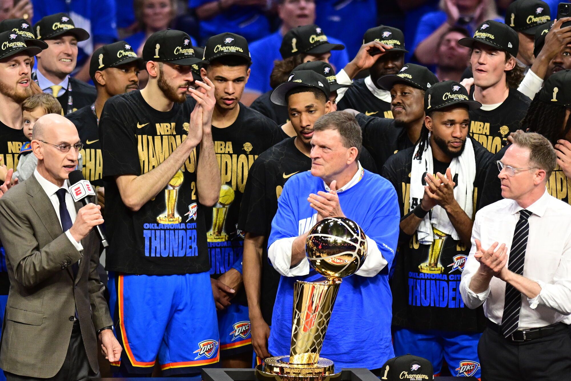 OKLAHOMA CITY (United States), 23/06/2025.- NBA commissioner Adam Silver (L) stands with owner Clay Bennett (C) and General Manager Sam Presti (R) and the Oklahoma City Thunder players following the Oklahoma City Thunder win of the NBA finals, defeating the Indiana Pacers in game seven, at the Paycom Center in Oklahoma City, Oklahoma, USA, 22 June 2025. (Baloncesto) EFE/EPA/MANUELA SOLDI SHUTTERSTOCK OUT. SHUTTERSTOCK OUT