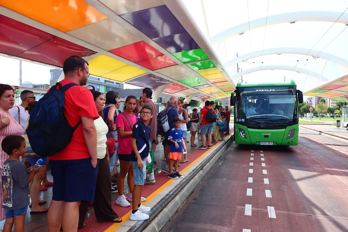 El TRAM repleto de gente en la parada de la avenida del Mar.