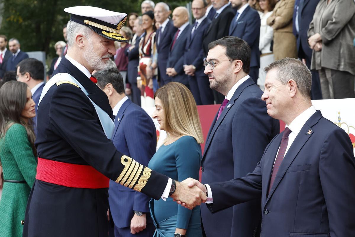 MADRID, 12/10/2025.- El rey Felipe VI (i) saluda al presidente de Castilla La-Mancha, Emiliano García-Page (d) durante el desfile de las Fuerzas Armadas con motivo de la Fiesta Nacional este domingo en Madrid. EFE/Chema Moya