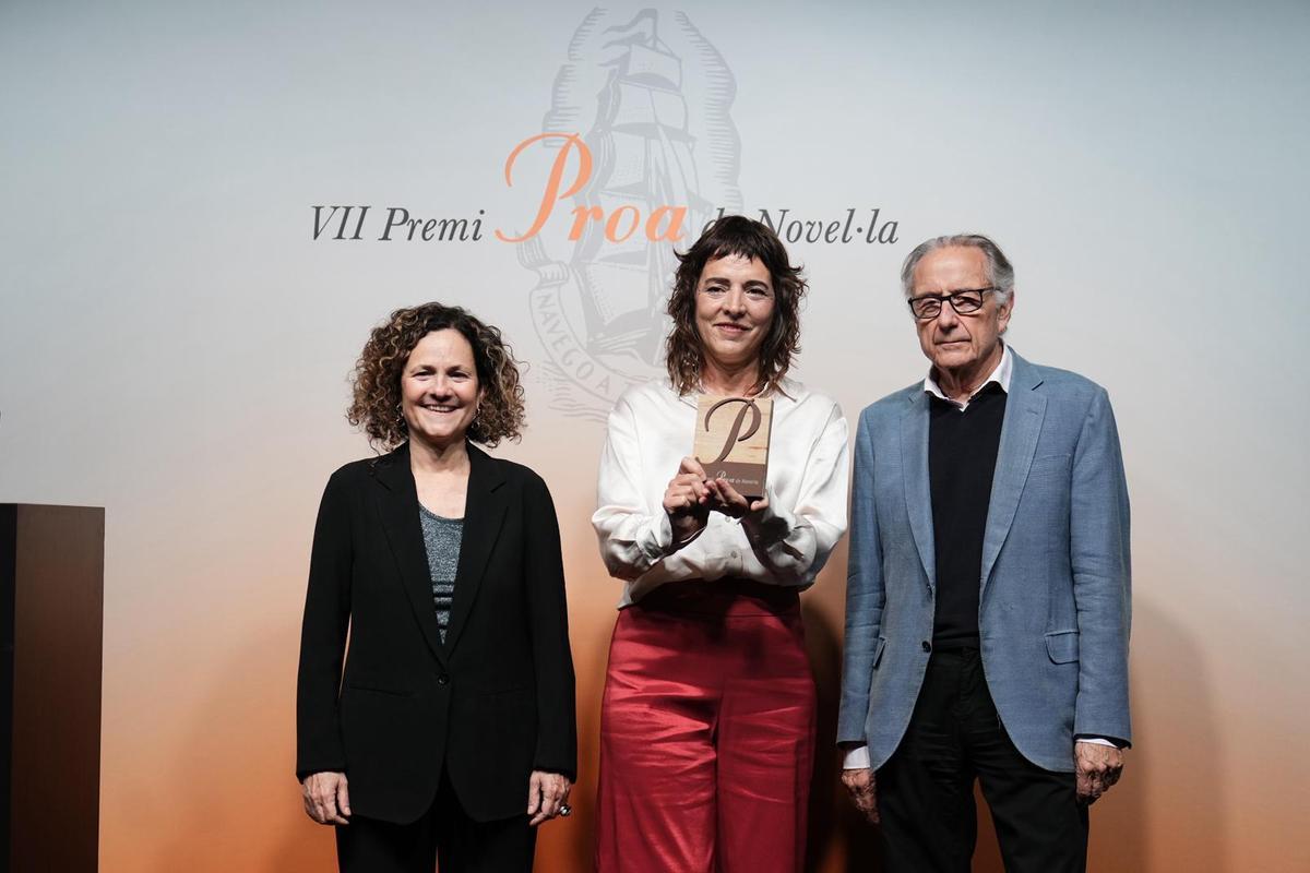 La escritora posa con el Premi Proa junto a consellera de Cultura, Sònia Hernández, y el presidente de Grup 62, Josep Ramoneda