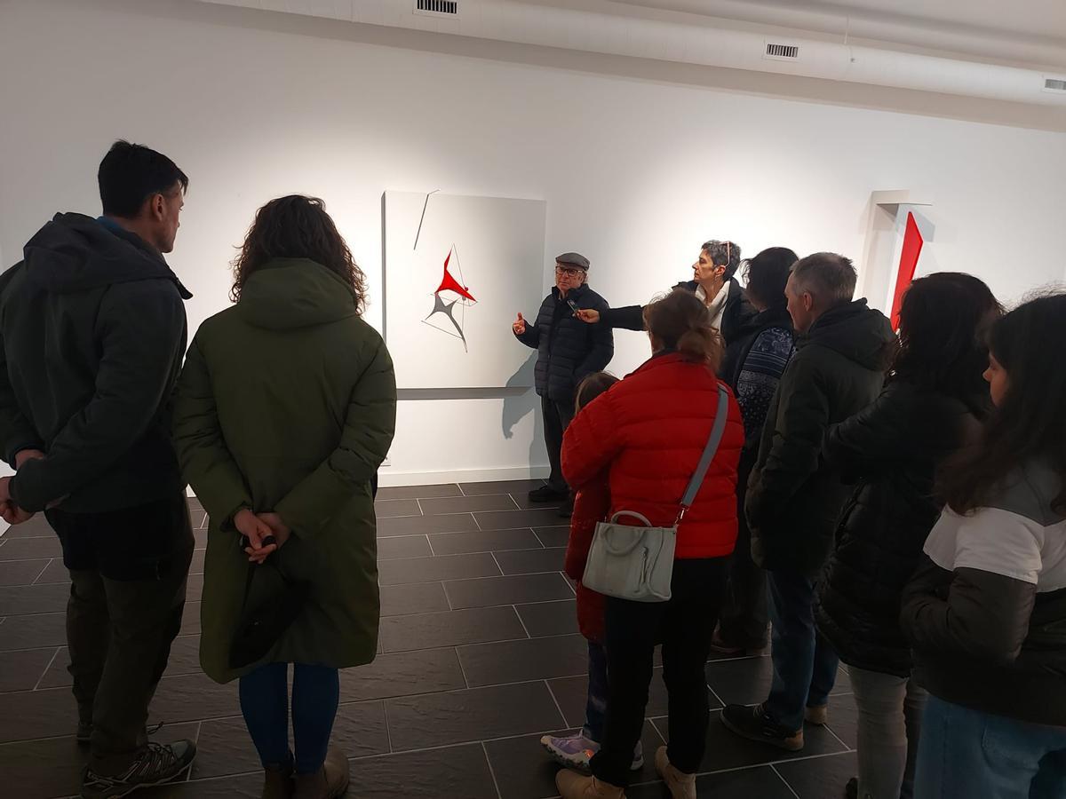 En imágenes: La primera visita guiada al "Universo Herminio", un éxito en La Caridad