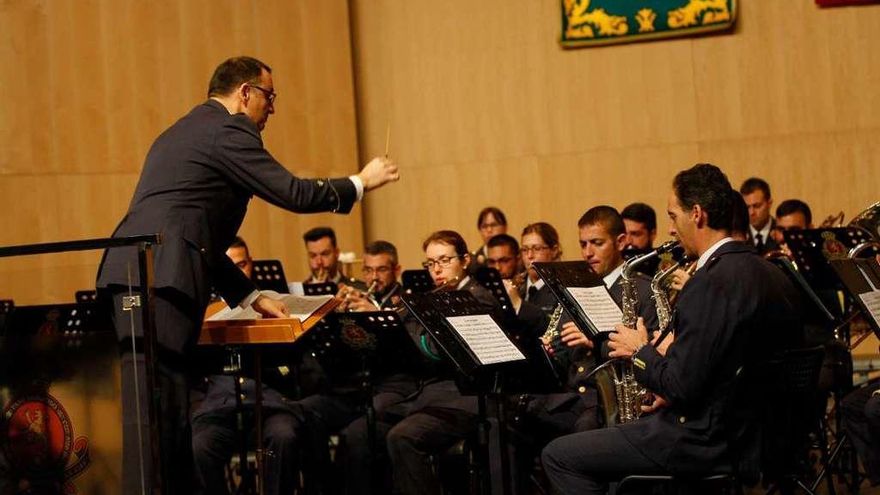 El director y los músicos de la orquesta, en plena actuación.