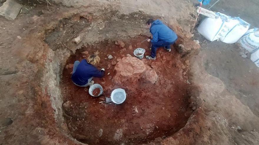 Técnicos trabajan en la fábrica alfarera descubierta en el yacimiento de Las Dunas. | L. O.