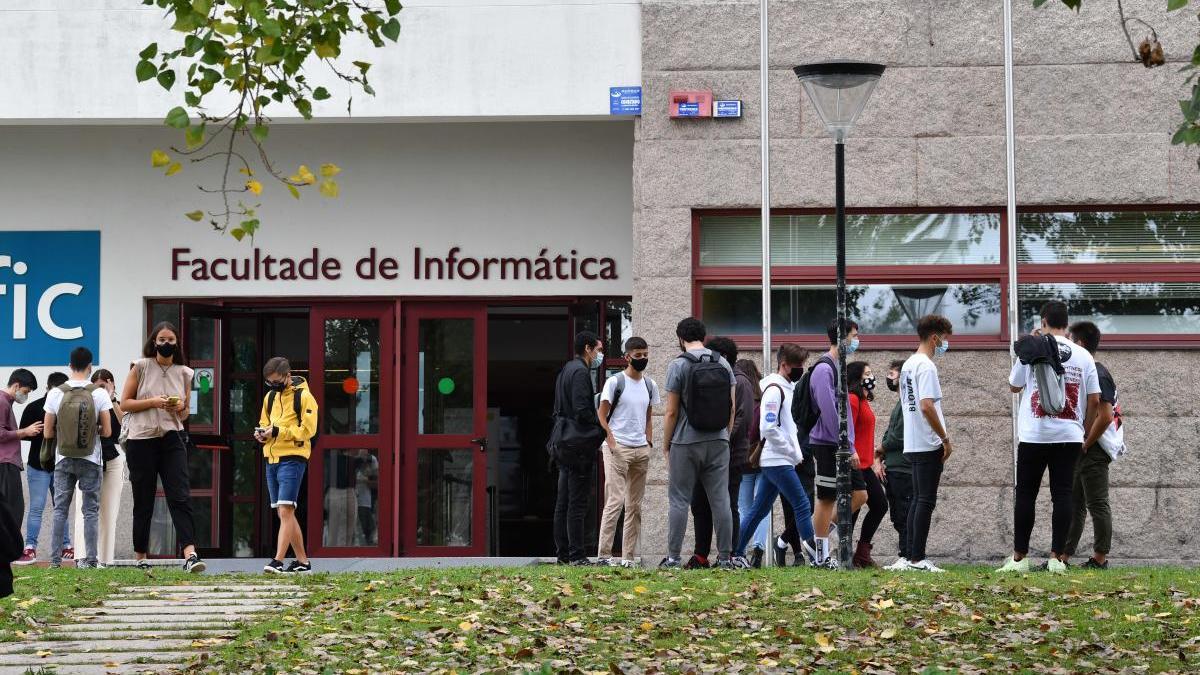 Estudiantes a las puertas de la Facultad de Informática, en la Universidad de A Coruña. // Víctor Echave