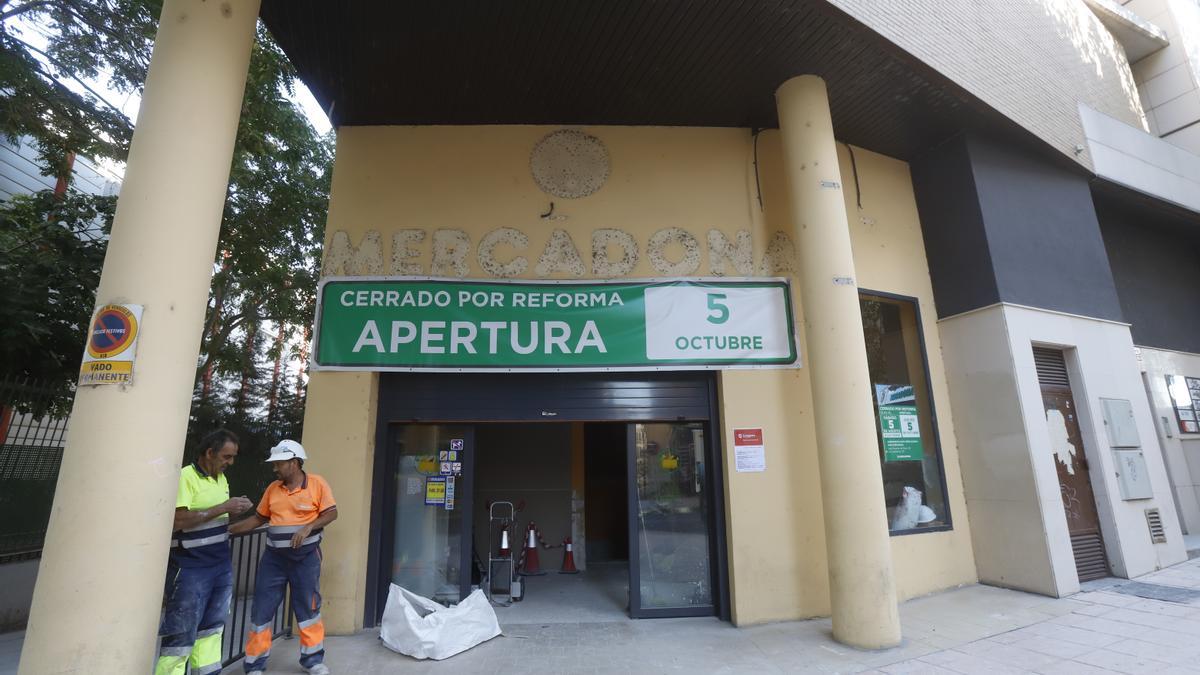 La tienda de Mercadona en la calle Sobrarbe durante las obras del paso mes de agosto.