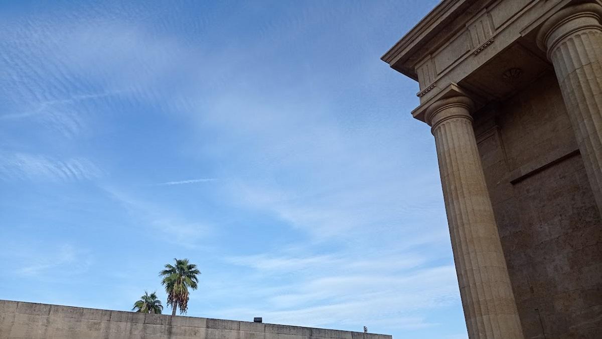 Cielo poco nuboso en la Puerta del Puente, en la capital cordobesa.