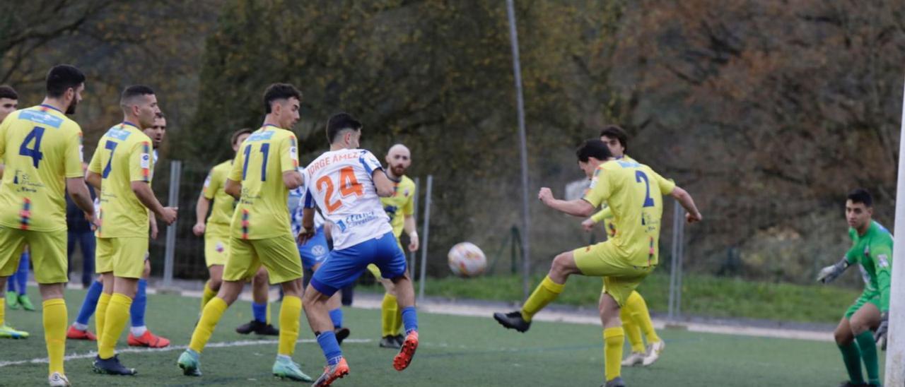 Una acción entre el Atlético Lugones y el Andés. | ss