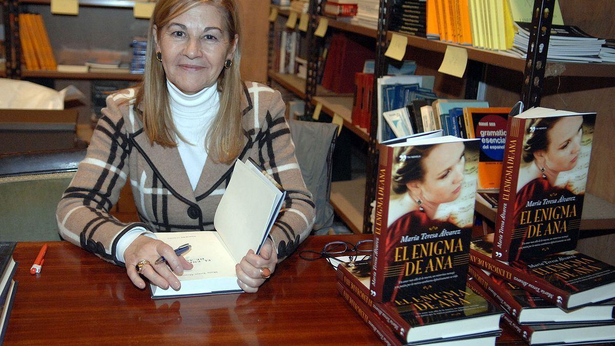 María Teresa Álvarez, firmando libros.