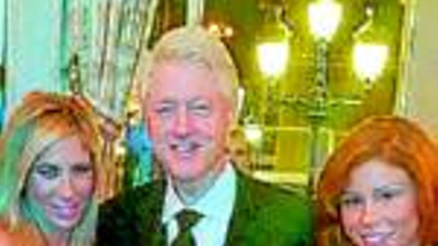 Bill Clinton : EL EXPRESIDENTE POSA CON UNAS ACTRICES PORNO