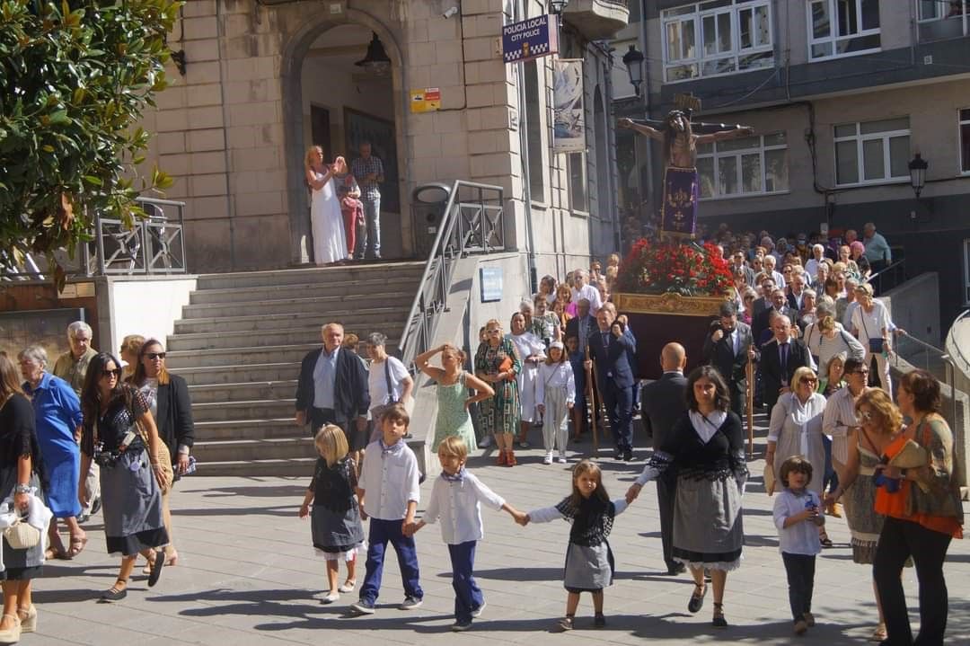 Candás vuelve a vibrar con la procesión del Cristo: así se vivió una de las citas más emblemáticas de la villa