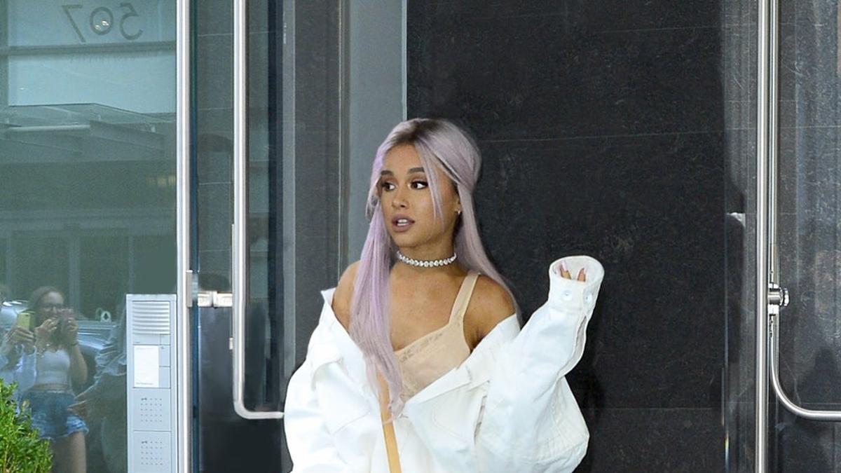 Ariana Grande cambia de look y se tiñe el pelo de color lila