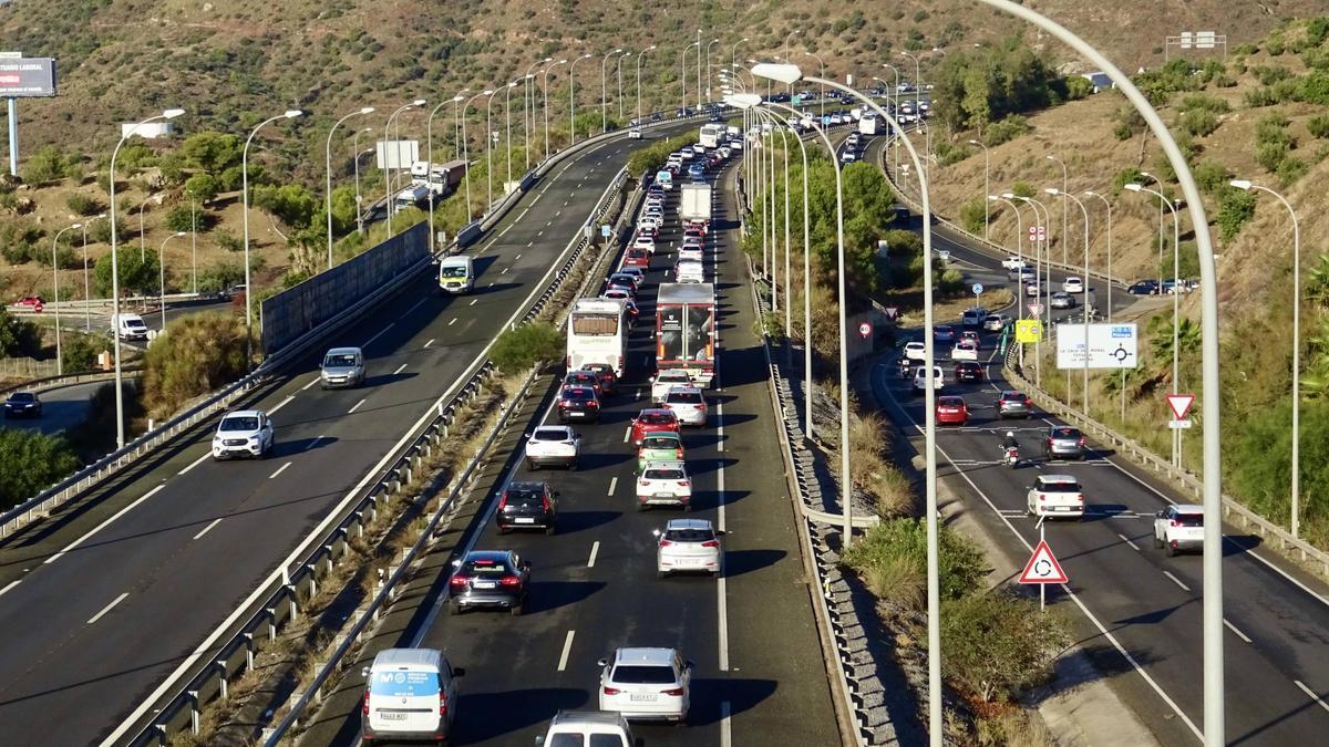 Una imagen de atascos en la autovía de Málaga a la altura de Rincón de la Victoria.