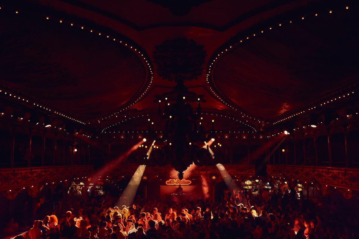 Fiesta nocturna en la centenaria sala de La Paloma.