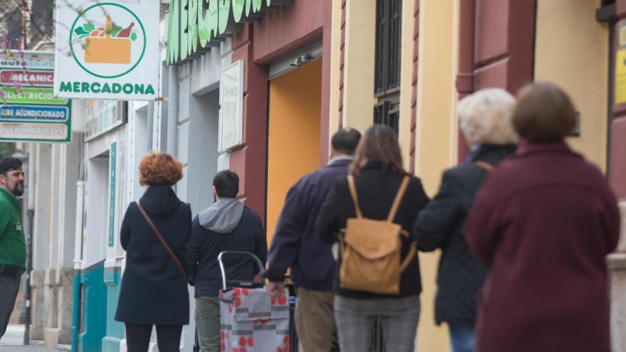 Colas en un supermercado de Mercadona, en una imagen del pasado mes de abril.