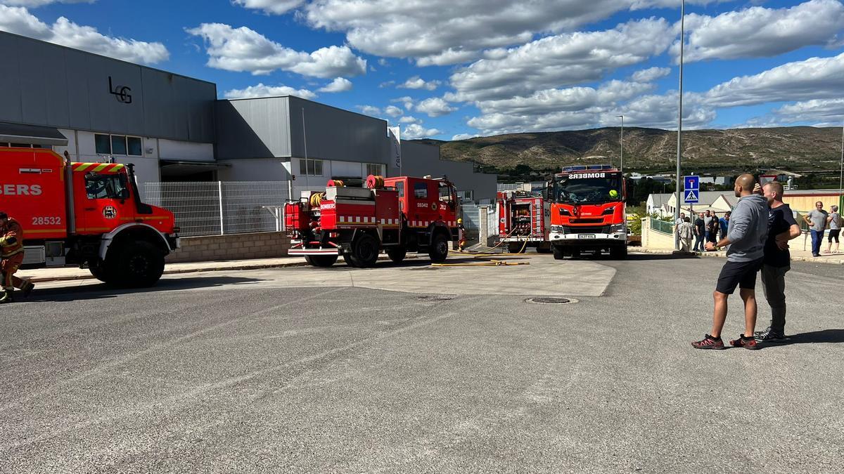 El incendio ha causado la movilización de seis dotaciones de bomberos hasta el polígono industrial de Vallada.