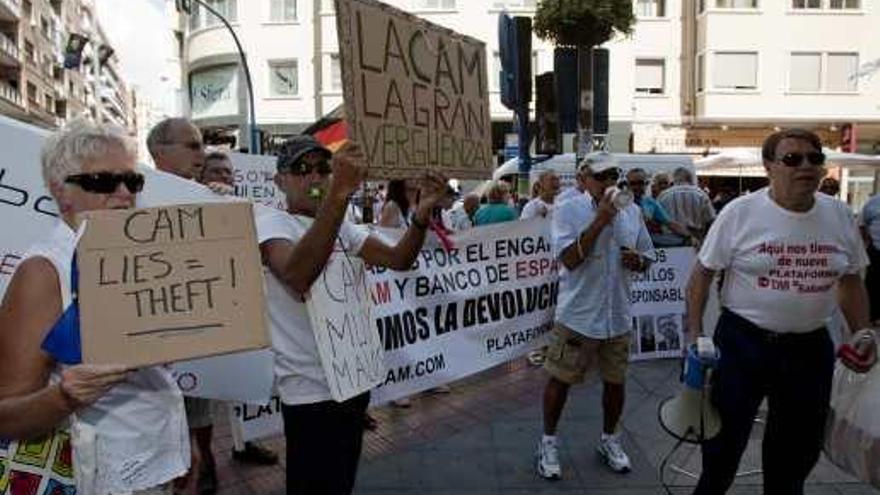 Una protesta de la Plataforma CAM, que reúne a 750 afectados por la quiebra de la entidad.