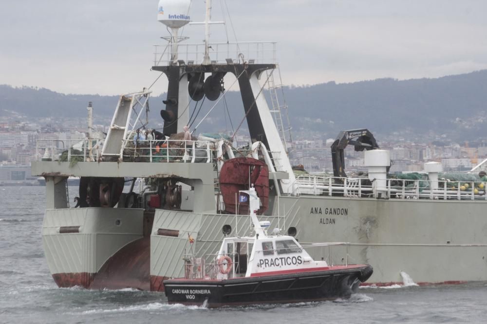 El buque “Ana Gandón” en el momento de zarpar del muelle de Frigoríficos, en Cangas. // Santos Álvarez