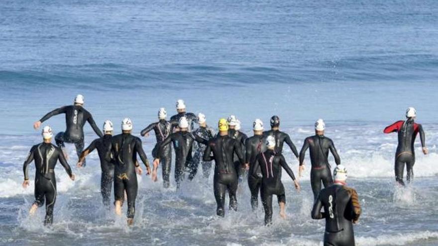 Los participantes de la IV Travesía de larga distancia se tiran al agua en la playa del Orzán. / fran martínez