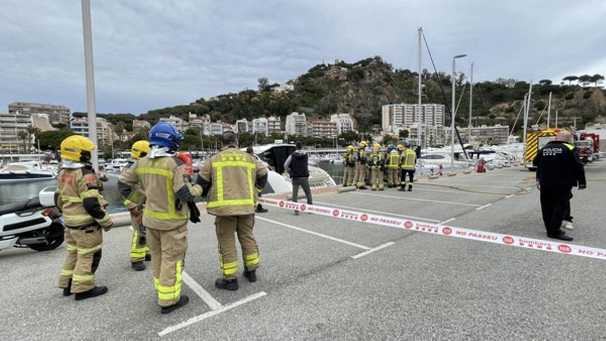 Les imatges de l'incendi d'un iot a Blanes