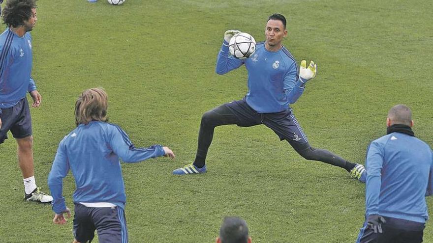 El portero Keylor Navas, en Valdebebas, junto a varios compañeros.