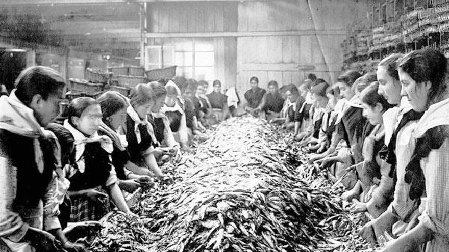 Mujeres trabajando con la sardina en la factoría original de Massó en Bueu.  // Fondos del Museo Massó de Bueu