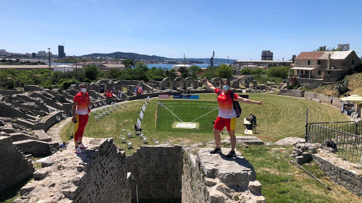 La lanzadora Belén Toimil (der.) en el anfiteatro romano de Split que acogió el peso de la Copa de Europa