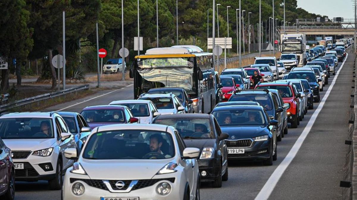 trafico colas retenciones en la c-31 Autovia de Castelldefels, dirección Castelldefels