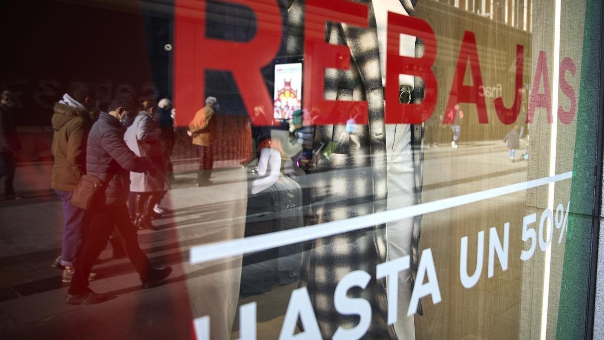 Un comercio ofertando unas rebajas del 50%