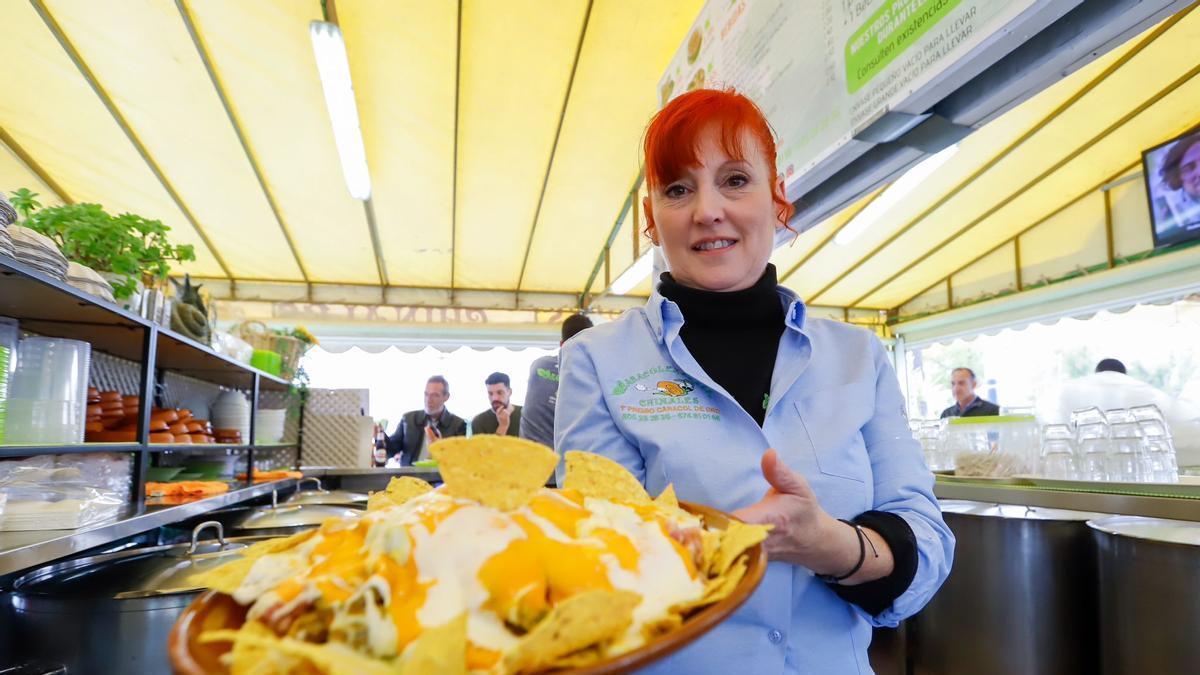 Mari Cruz Pérez muestra los caracoles con nachos.