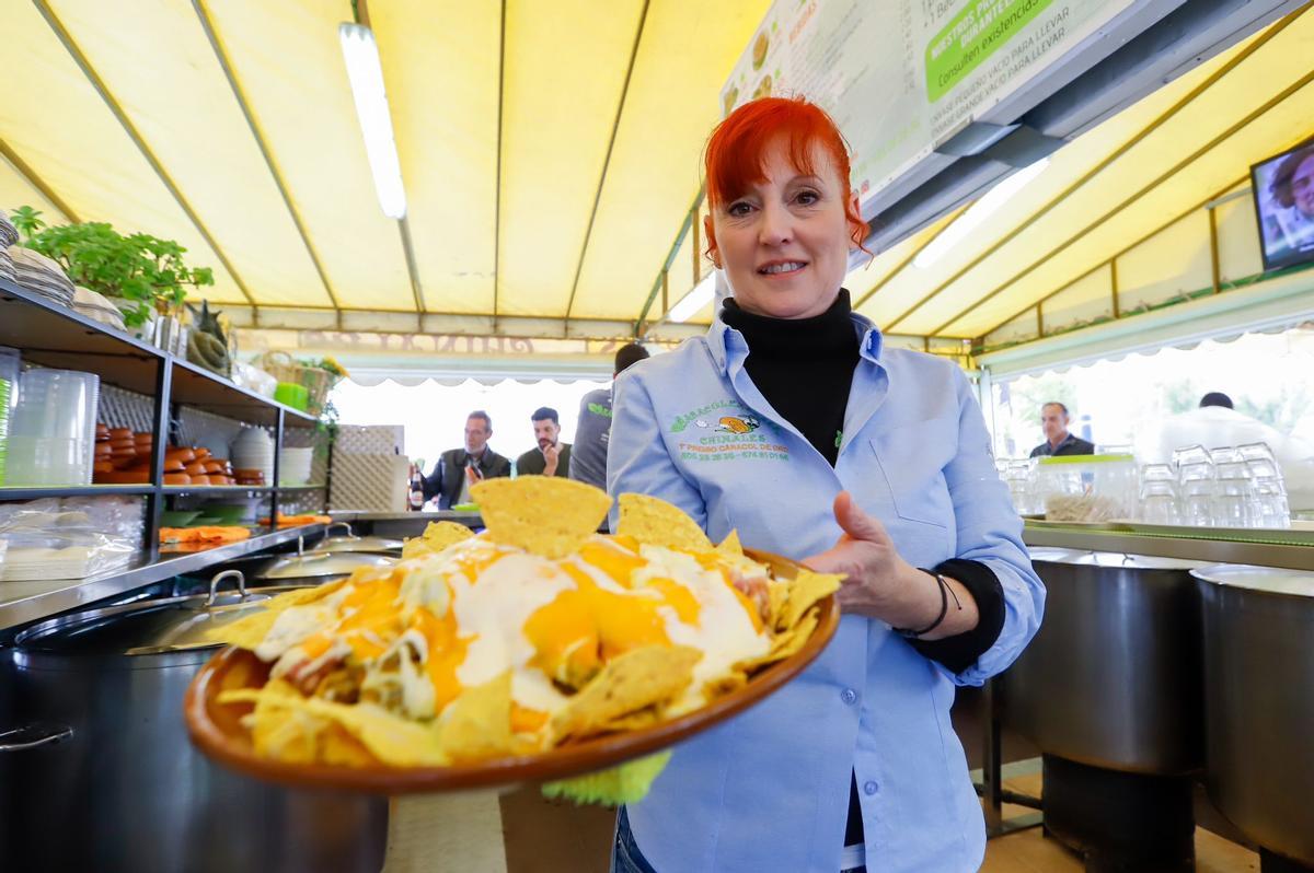 Mari Cruz Pérez muestra los caracoles con nachos.