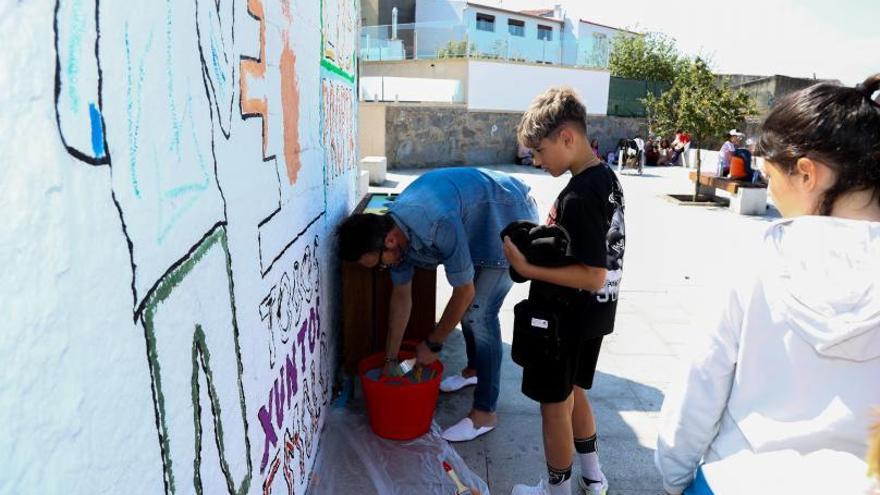 Alumnos del CEIP A Torre conmemoración el 25 aniversario de la segregación en A Illa.   | // I. ABELLA