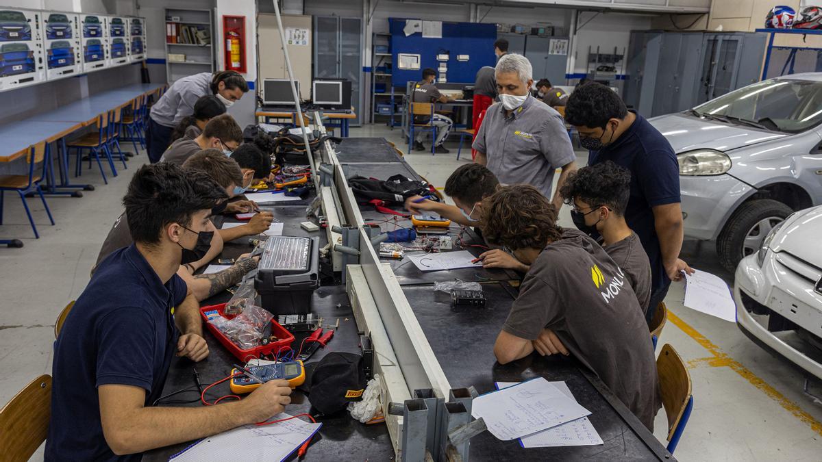 Barcelona 09/06/2021 Sociedad
Estudios FP

Clase de grado medio de Electromecánica en la escuela Monlau
AUTOR: JORDI OTIX